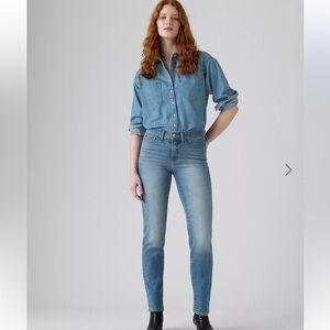 Levi's 314 Light Blue Shaping Straight Women’s Jeans Mid-Rise Size 33x30
